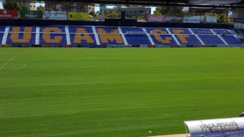 La Condomina, ha passat al color blau per lluir els colors de l'UCAM Murcia.