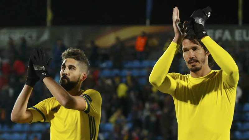 César Navas, a la dreta de la imatge, celebra la classificació del FK Rostov pels 1/4 de final de la UEL.