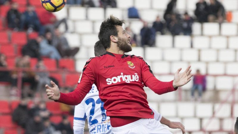 Àlex López lluitant per una pilota aèria aquesta temporada. | Foto: as.com