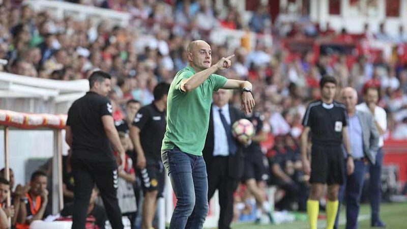 Nano Rivas dirigeix un partit del Nàstic des de la banda del Nou Estadi. | Foto: marca.com