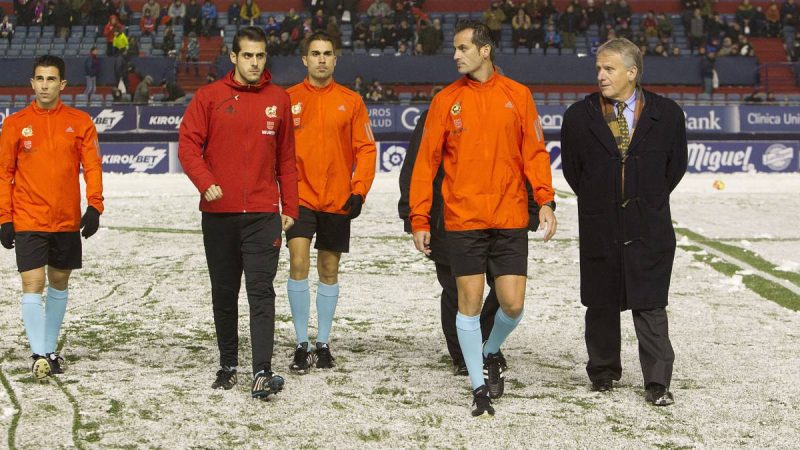 La forta nevada caiguda al Sadar va deixar impracticable el terreny de joc. | Foto: as.com