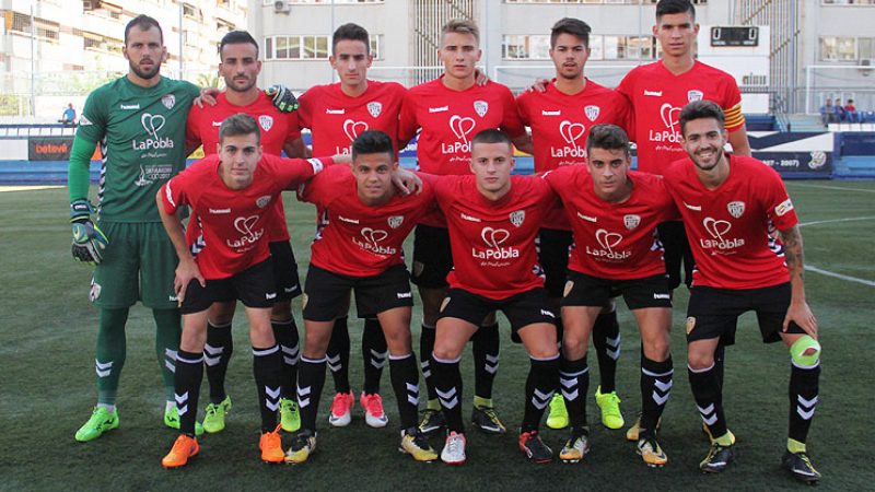 L'onze inicial de La Pobla en el partit al Nou Sardenya. Foto: CE Europa