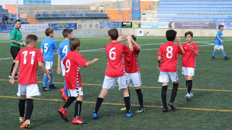 L'Aleví A celebrant un dels tres gols contra la Rapinenca. Foto: Aleví A Nàstic.
