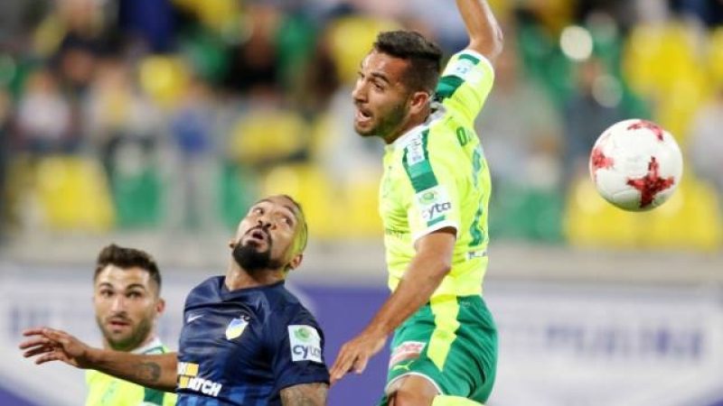 Elvir Maloku disputa una pilota amb un rival. Foto: AEK Larnaka