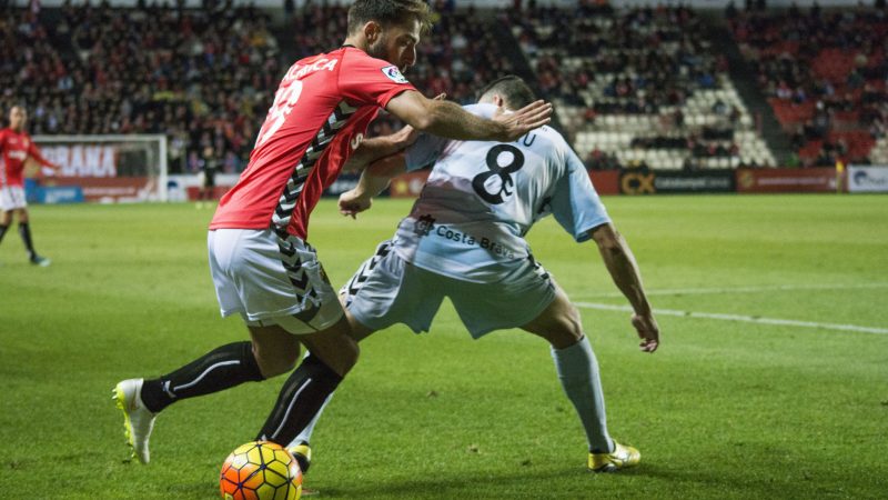 Miguel Palanca en la disputa d'una pilota davant la UE Llagostera.