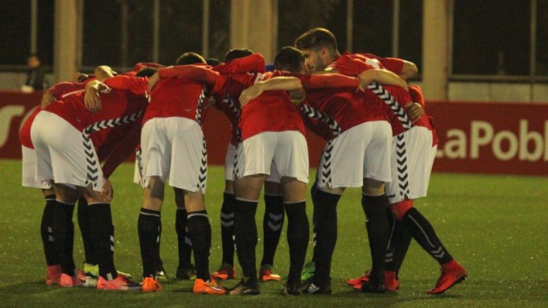 L'equip, fent pinya abans del duel contra el Santboià. Foto: Anna Martín - FC Santboià