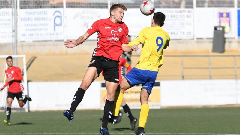 Salva Ferrer lluitant per una pilota dividida. Foto: Nicolás Arlanzón - UE Castelldefels