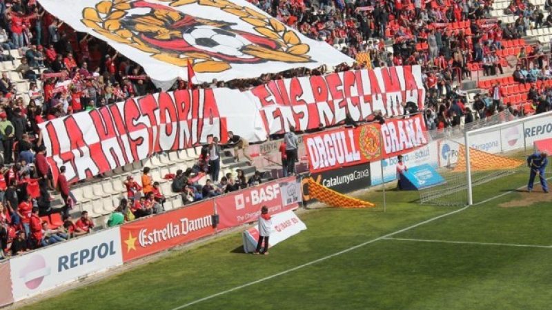 La penya Orgull Grana al Gol Nord del Nou Estadi. | Foto: nasticdetarragona.com