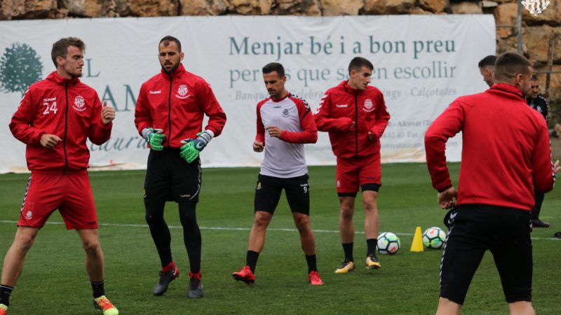 Pol Valentín amb un entrenament amb Barreiro, Perales i Márquez. |Foto: Gimnàstic de Tarragona