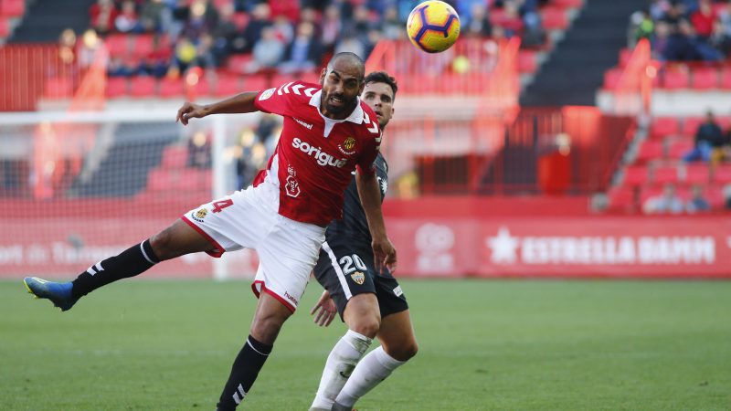 Fali desviant una centrada. |Foto: Gimnàstic de Tarragona