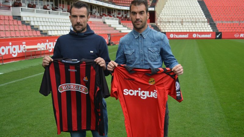 López Garai i Reina, amb les samarretes dels dos equips. | Foto: Gimnàstic de Tarragona