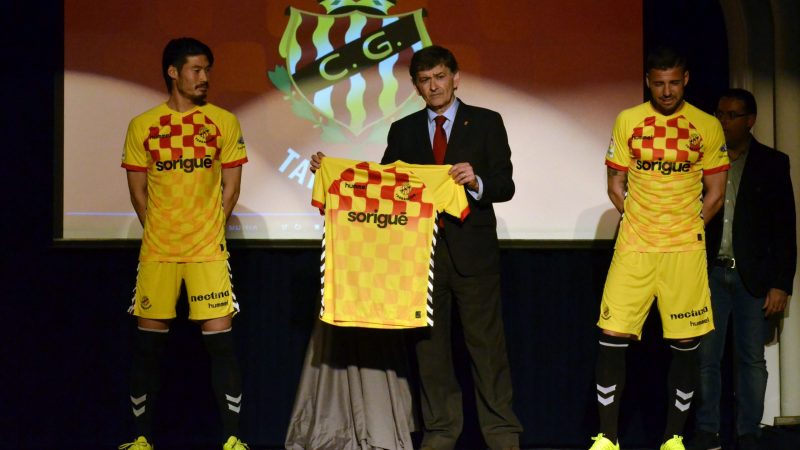 El president Josep Maria Andreu presentant la nova samarreta. | Foto: Gimnàstic de Tarragona