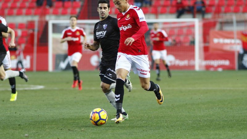 Delgado conduint la pilota perseguit per un rival. |Foto: La liga