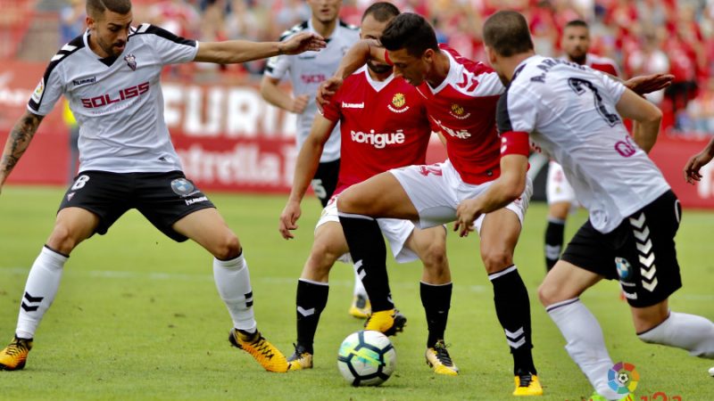 Maikel Mesa controla una pilota davant la presència de Javi Jiménez. | Foto: laliga.es