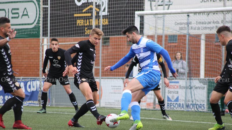 Salva, en una acció defensiva durant el partit contra el Prat. Foto: Oscar Yeste - AE Prat.