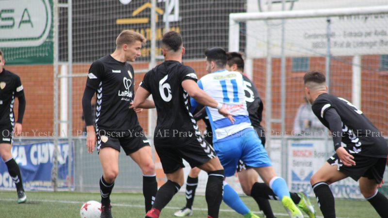 Una jugada del partit al camp del Prat. Foto: AE Prat - Oscar Yeste.