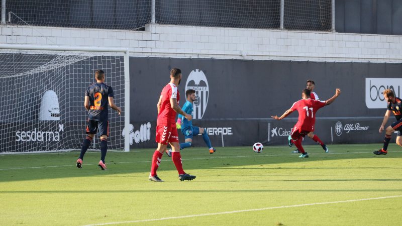 Luis Suárez en el moment d'anotar el segon gol. |Foto: Gimnàstic de Tarragona