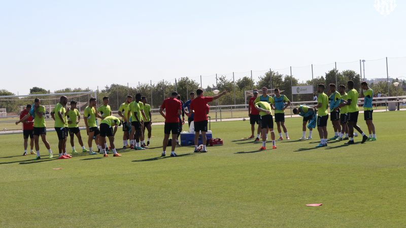 Els jugadors i el cos tècnic del Nàstic al final de la sessió d'entrenament d'aquest matí. |Foto: Gimnàstic de Tarragona