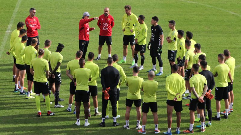 Enrique Martín donant ordres al seu equip en un entrenament. |Foto: Gimnàstic de Tarragona
