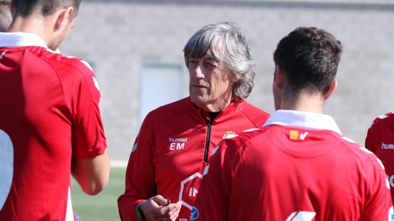 Enrique Martín donant instruccions als seus jugadors en l'amistós contra el Greentown. |Foto: Nàstic