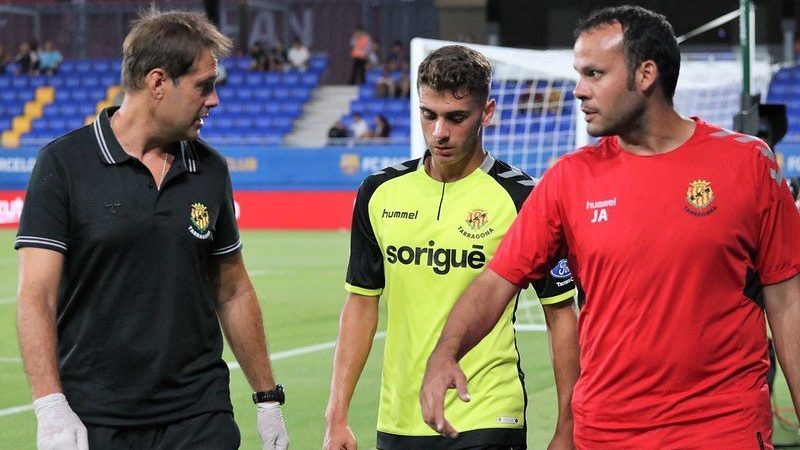 Pol Prats es retira del terreny de joc, el dia de la seva lesió al camp del Barça B. | Foto: Gimnàstic de Tarragona