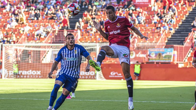 Pablo Fernández disputa una pilota en la visita de la Ponferradina la temporada passada. | Foto: Gimnàstic de Tarragona