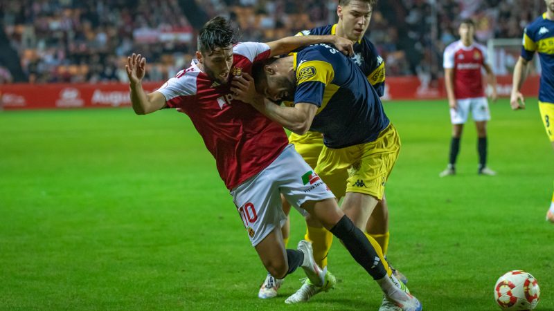 Jaume Jardí lluita una pilota. | Foto: Gimnàstic de Tarragona