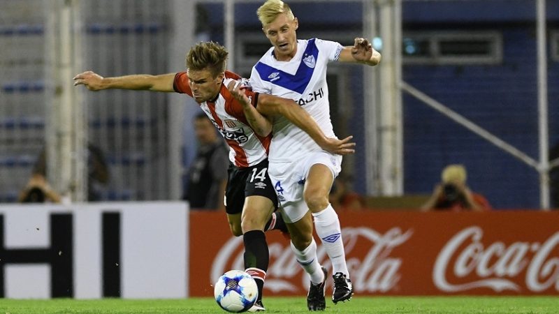 Maximiliano Caire en una acció del partit contra Estudiantes.