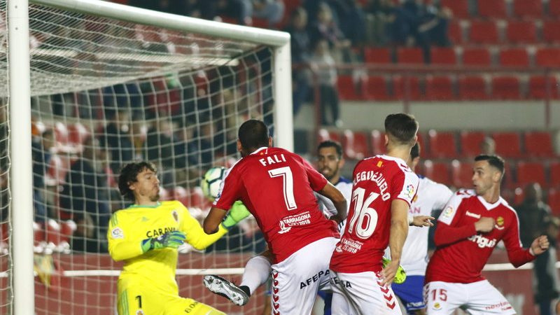 Fali rematant una centrada. | Foto: El Punt-Avui