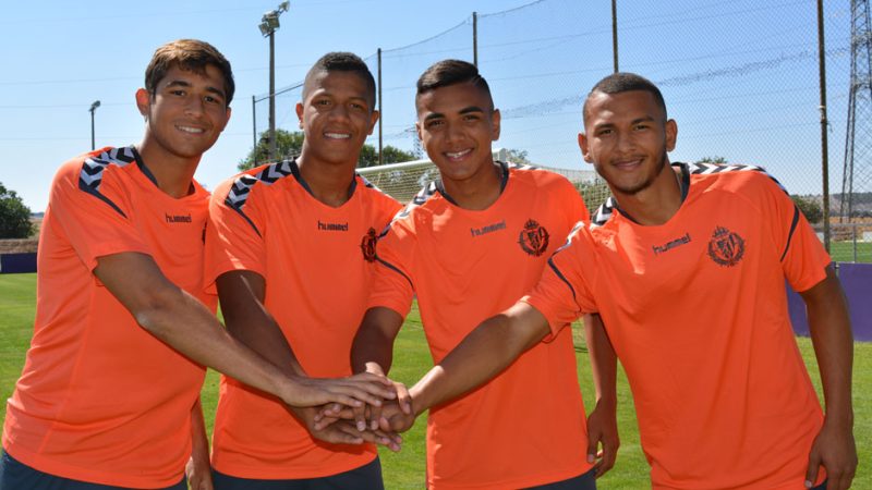 Luis Suárez (tercer per l'esquerra) és un dels jugadors que podria arribar aquesta temporada a Tarragona | Foto: Real Valladolid