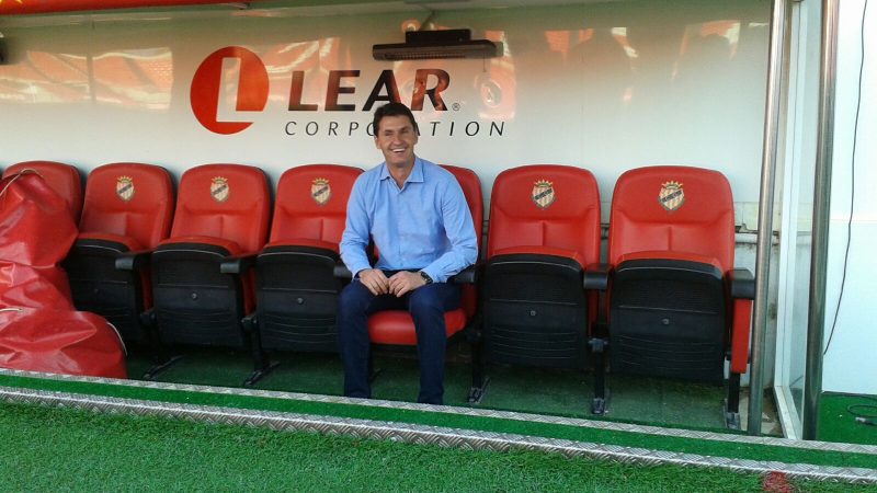 Gordillo assegut a la banqueta grana el dia de la seva presentació. |Foto: Nil Morato