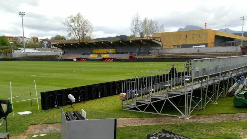 La graderia supletòria que s'ha instal·lat al camp municipal d'Olot. | Foto: Ràdio Olot
