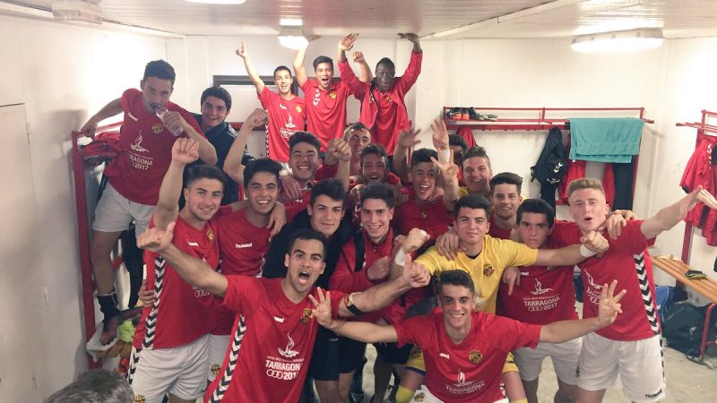 El Juvenil A celebra la victòria contra el Bellvitge.