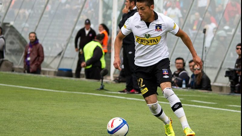 Juan Delgado en acció amb l'equip del Colo-Colo.