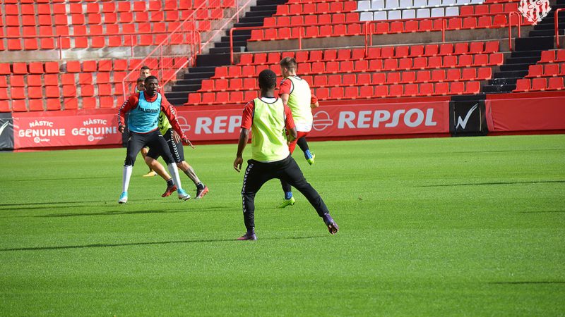 Jean Luc d'esquenes i Emaná de cara en un entrenament del Nàstic. |Foto: Gimnàstic de Tarragona