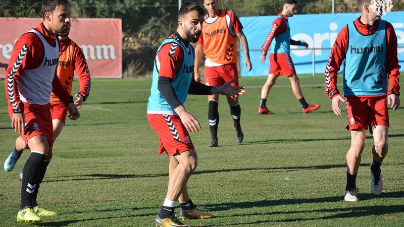 Javi Jiménez, al centre de la imatge, a l'entrenament d'aquest matí. |Foto: Gimnàstic de Tarragona