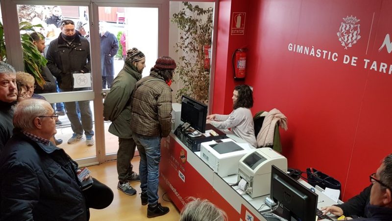 Cues a les oficines del Nou Estadi per retirar el carnet. | Foto: Gimnàstic de Tarragona