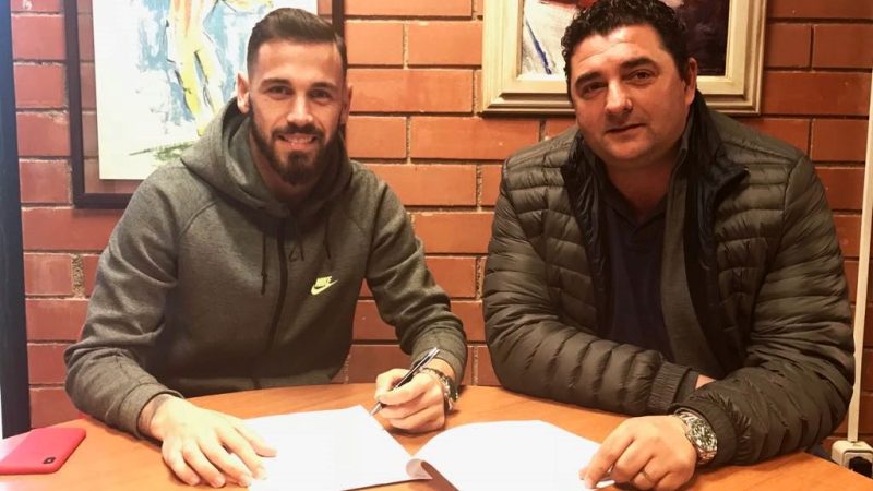 Álvaro Vázquez, durant la signatura del seu contracte. | Foto: Gimnàstic de Tarragona