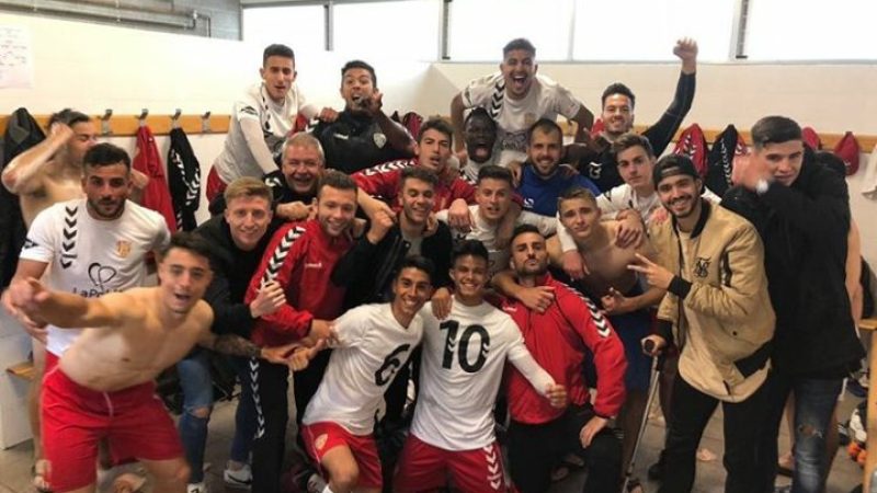 L'equip celebrant la victòria de diumenge al vestidor. Foto: CF Pobla de Mafumet.