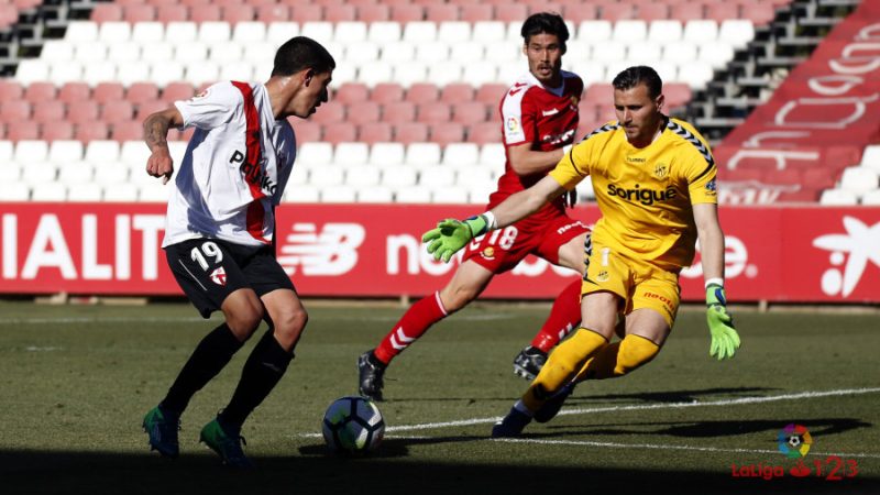 Dimitrievski en un mà a mà. |Foto: LaLiga