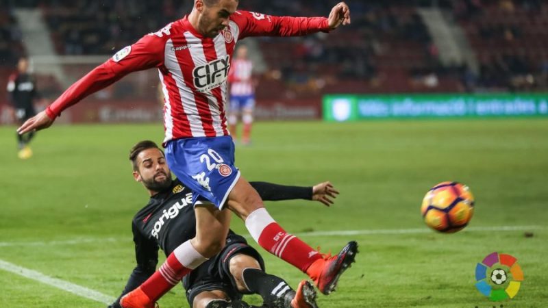 Sebas Coris disputa una pilota amb Ferran Giner, fa dues temporades. | Foto: La Liga