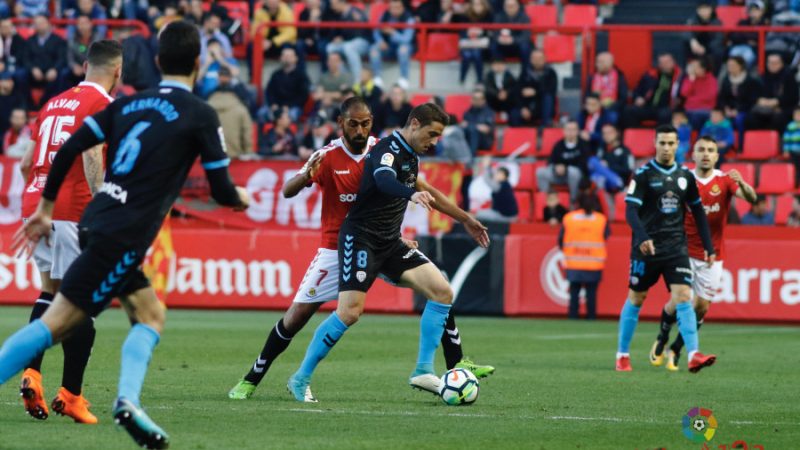 Fali intentant robar una pilota en el partit contra el Lugo. |Foto: LaLiga