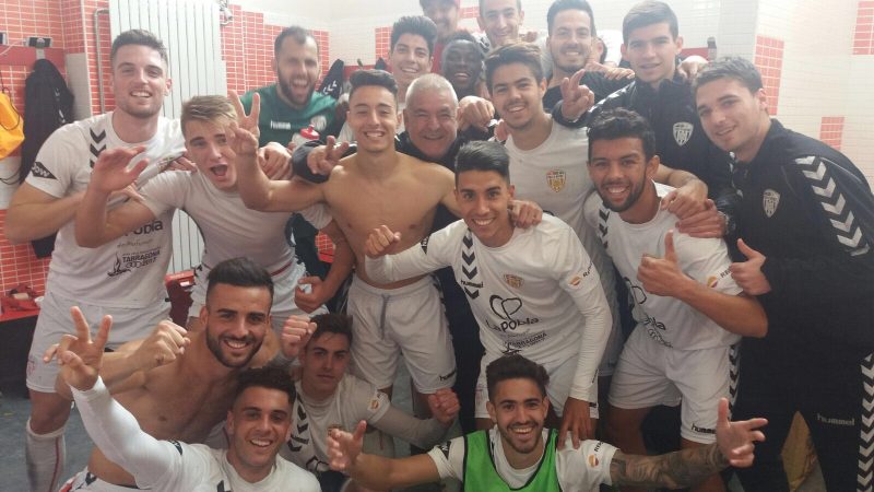 Els jugadors s'han fet una fotografia per celebrar la victòria. Foto: CF Pobla de Mafumet