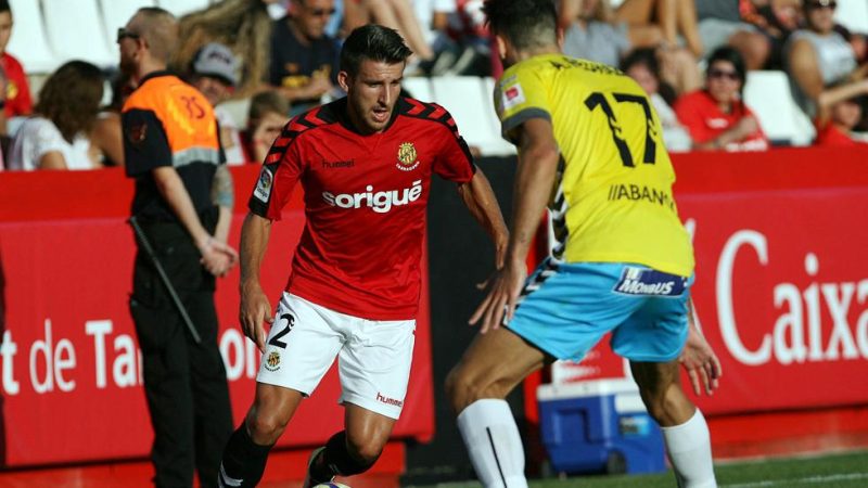 Gerard Valentín encarant un rival  aquesta temporada al Nou Estadi. | FOTO: Mundo Deportivo