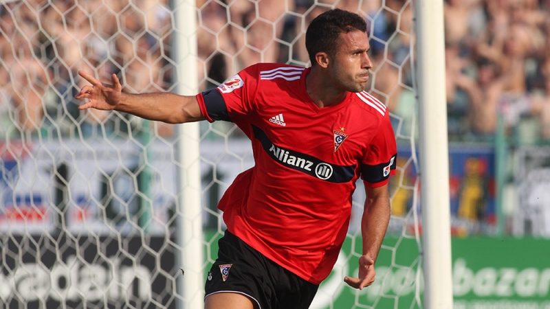 Igor Angulo celebrant un dels seus gols amb el Górnik Zabrze.