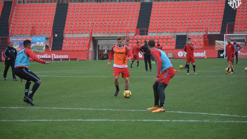 Juan Muñiz amb la pilota als peus davant de Blanco i Silvestre en un entrenament. |Foto: Gimnàstic de Tarragona