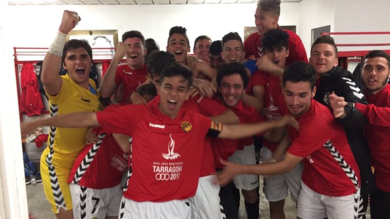 El Juvenil B celebra al vestuari la victòria contra el Mollet. | Foto: Juvenil B