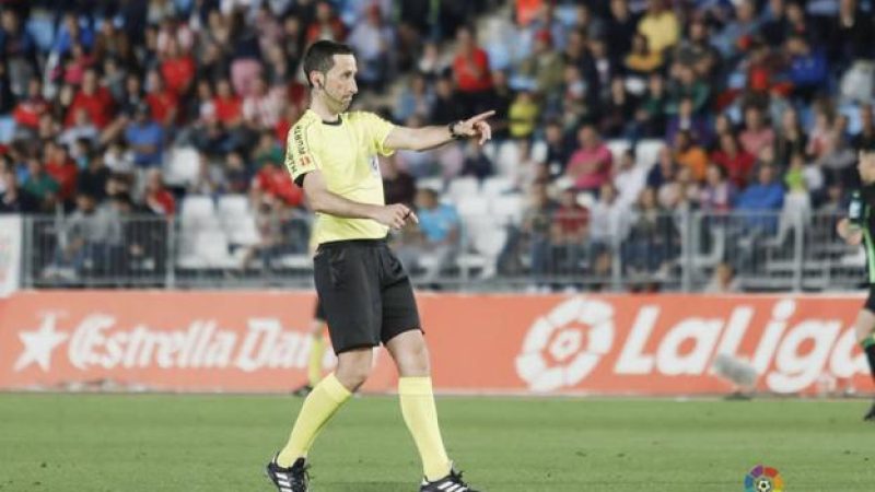 L'àrbitre basc en un partit de Segona Divisió. |Foto: Laliga