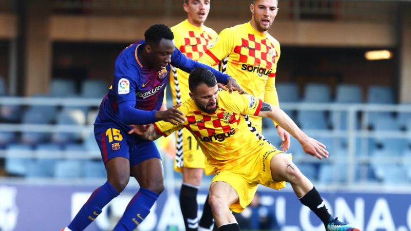 Javi Jiménez protegint la pilota davant la presència d'un jugador blaugrana. |Foto: La liga