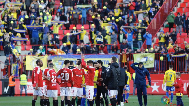 Els jugadors del Nàstic agraïnt el suport a l'afició al final del partit. |Foto: La liga